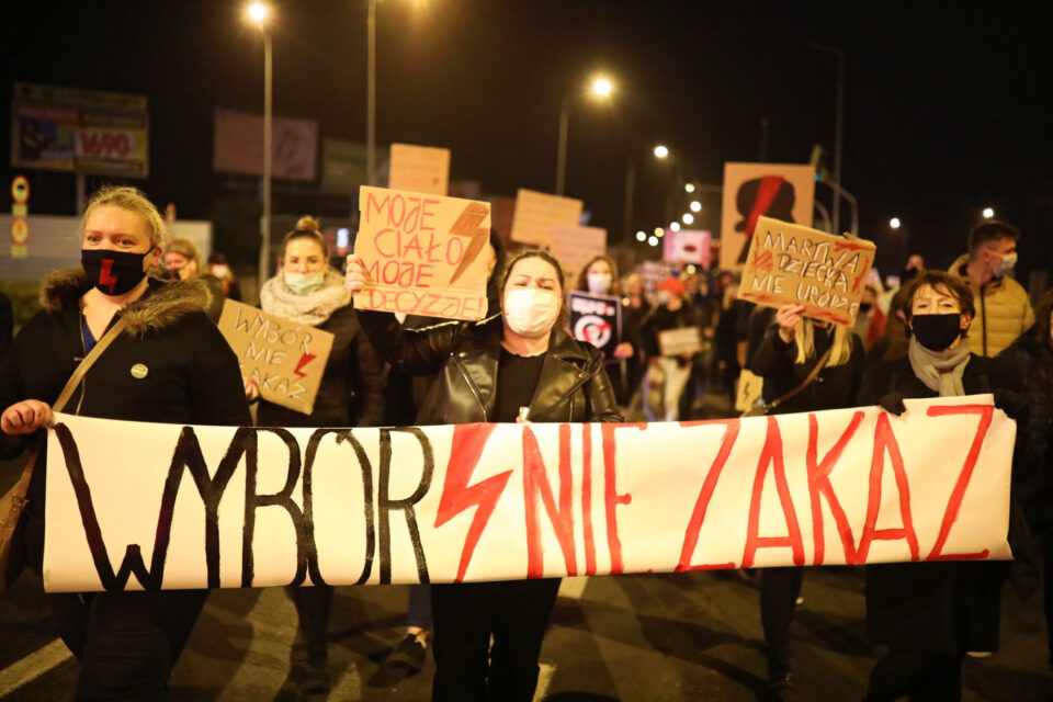 Качински ги повика Полјаците да ја бранат црквата од протестите на жените