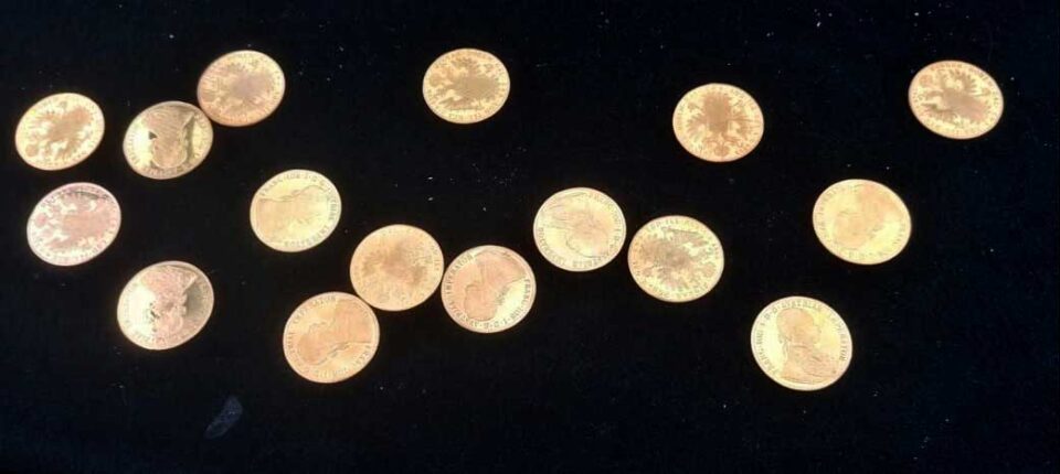 Запленети златни монети, две лица приведени