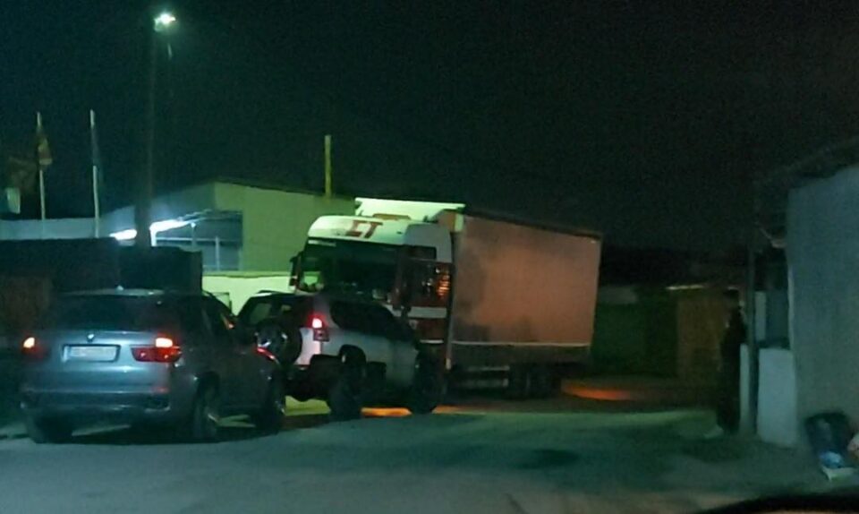 Камион фатен со нецаринета роба во Шутка