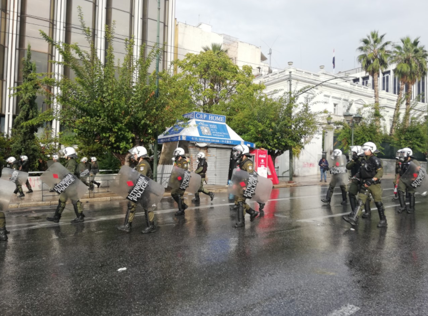 Со топови вода и солзавец растерана група демонстранти на Комунистичката партија во центарот на Атина