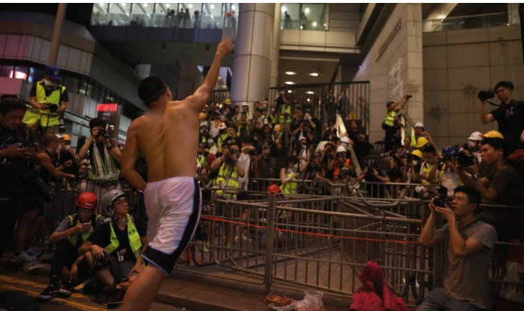 Демонстрант од Хонг Конг кој фрлаше јајца кон полицијата доби 21 месец затвор