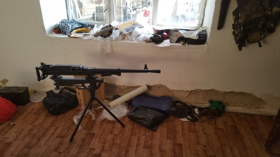 ФОТО: Уапсени татко и син во кичевско, дома имале цел арсенал оружје