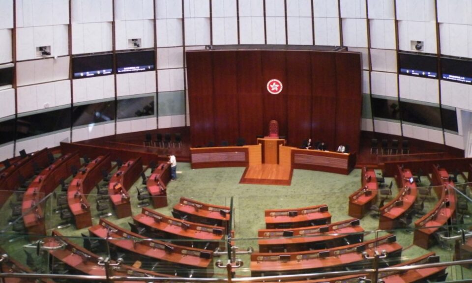 Четворица продемократски пратеници дисквалификувани од парламентот на Хонг Конг