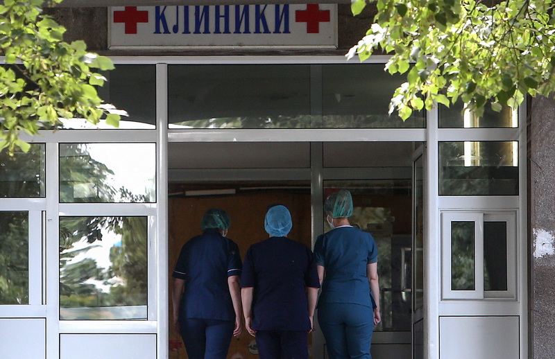 Хоспитализирани околу 1.000 пациенти позитивни на коронавирус, нови ковид центри се отвораат во Скопје