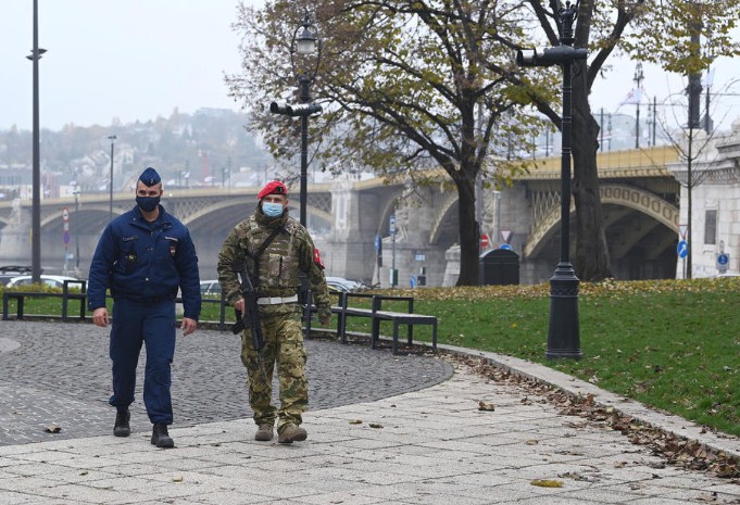 Во Унгарија војници и помагаат на полицијата на јавни места