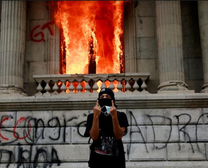 Демонстрантите во Гватемала упаднаа во Конгресот и запалија дел од зградата