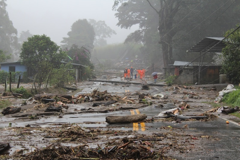 Едно лице загина, а 17.000 ги напуштиле домовите по налетот на тропската бура Меги на Филипини