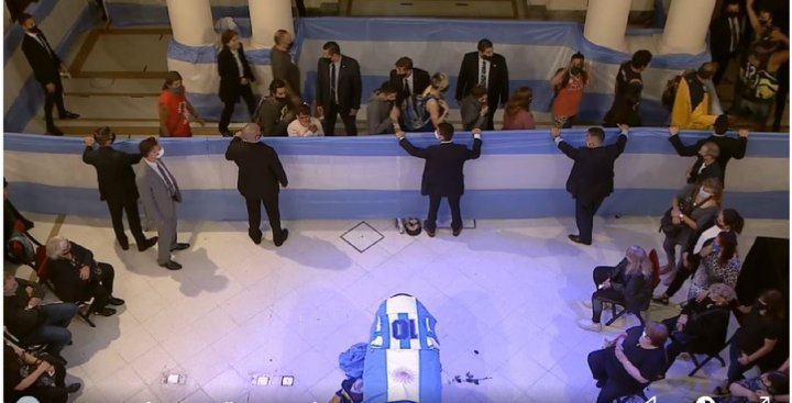 ВО ЖИВО: Проштална церемонија за Марадона, изложен ковчегот со неговото тело