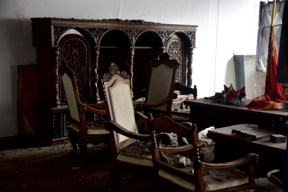 „СДК“: Оставен да скапува вреден мебел од матичното во Скопје изработен пред 70 години од големиот резбар Нестор Алексиев-Мирчевски