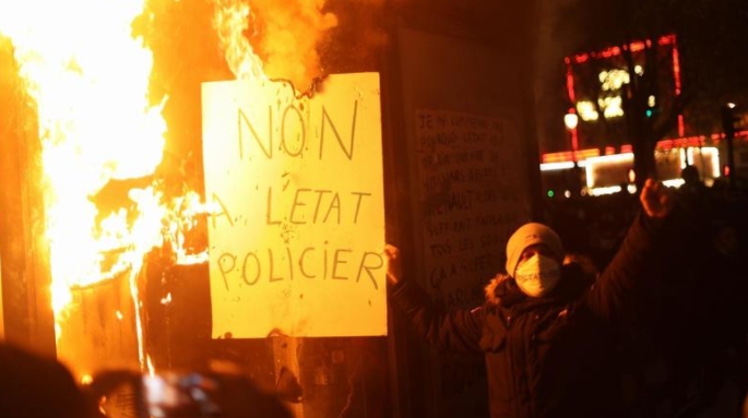 Демонстрантите во Париз запалија филијала на „Банк де Франс“