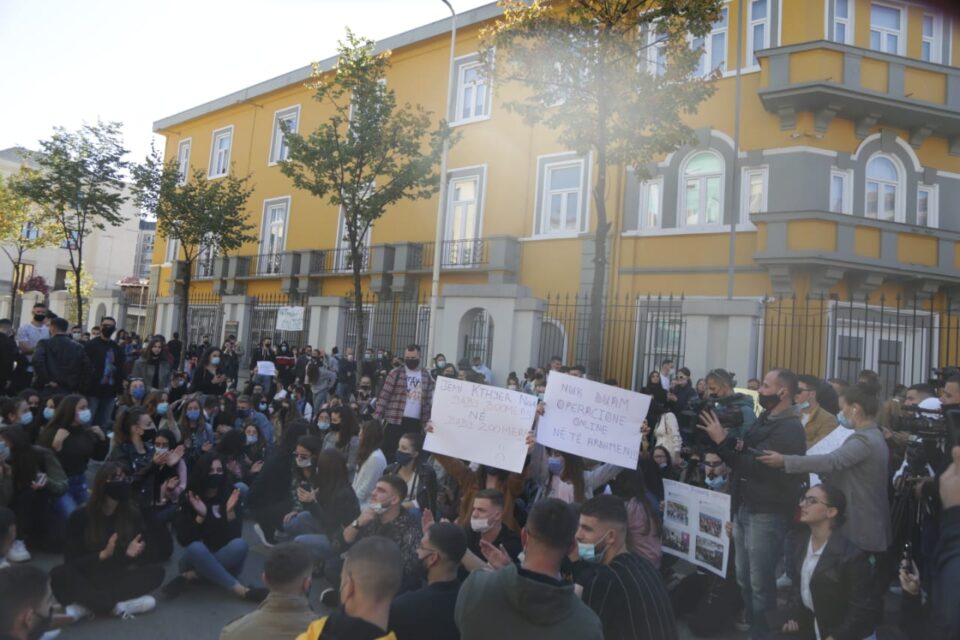 Во Албанија почна новата академска година со протест на студентите