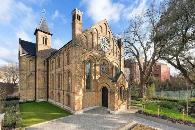 ФОТО: Некогаш била црква а сега е вистински луксузен дом – погледнете како изгледа новото живеалиште вредно 16 милиони евра