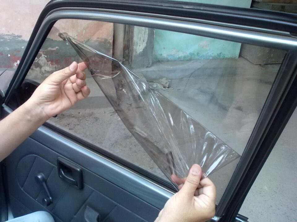 Во Тетово во октомври казнети 89 возачи за недозволено поставени фолии на стаклата