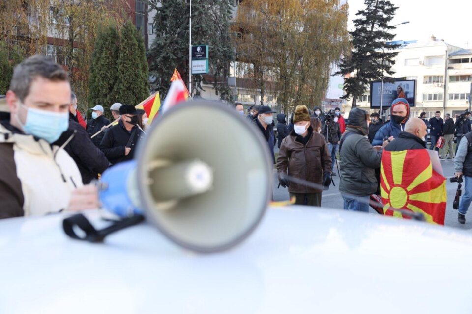 Се крупни отпорот, Македонија реагира, протестира и блокира за оставка на Заев