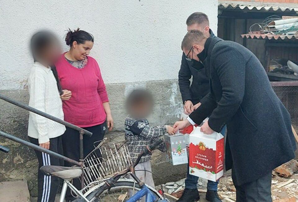 Во пресрет на новогодишните празници, Мицкоски денеска посети десетина семејства и подели пакетчиња за најмалите