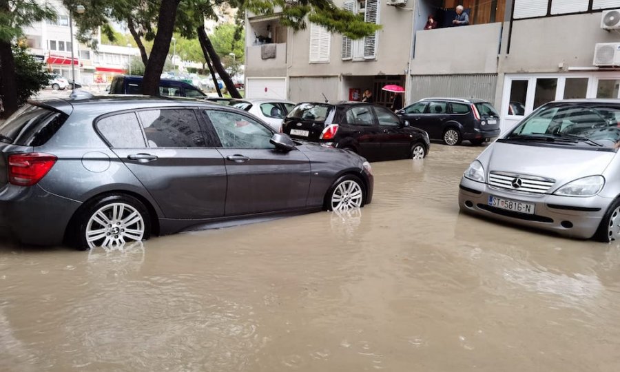 Невреме предизвика поплави во Сплит (ВИДЕО)