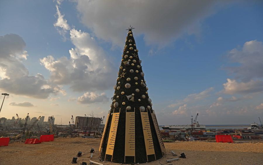 ФОТО: Најтажната елка на светот – накитена е со сеќавања на големиот настан кој го расплака светот оваа година