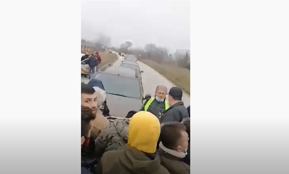 ВИДЕО: Со блокада на пат и голем револт, толпа народ го пречекаа министерот за земјоделство во Прилеп