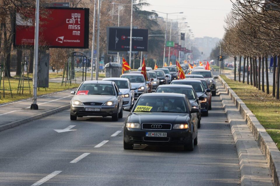 ФОТОГАЛЕРИЈА: Реки од народ на протест низ скопските улици, се бара оставка од Заев !