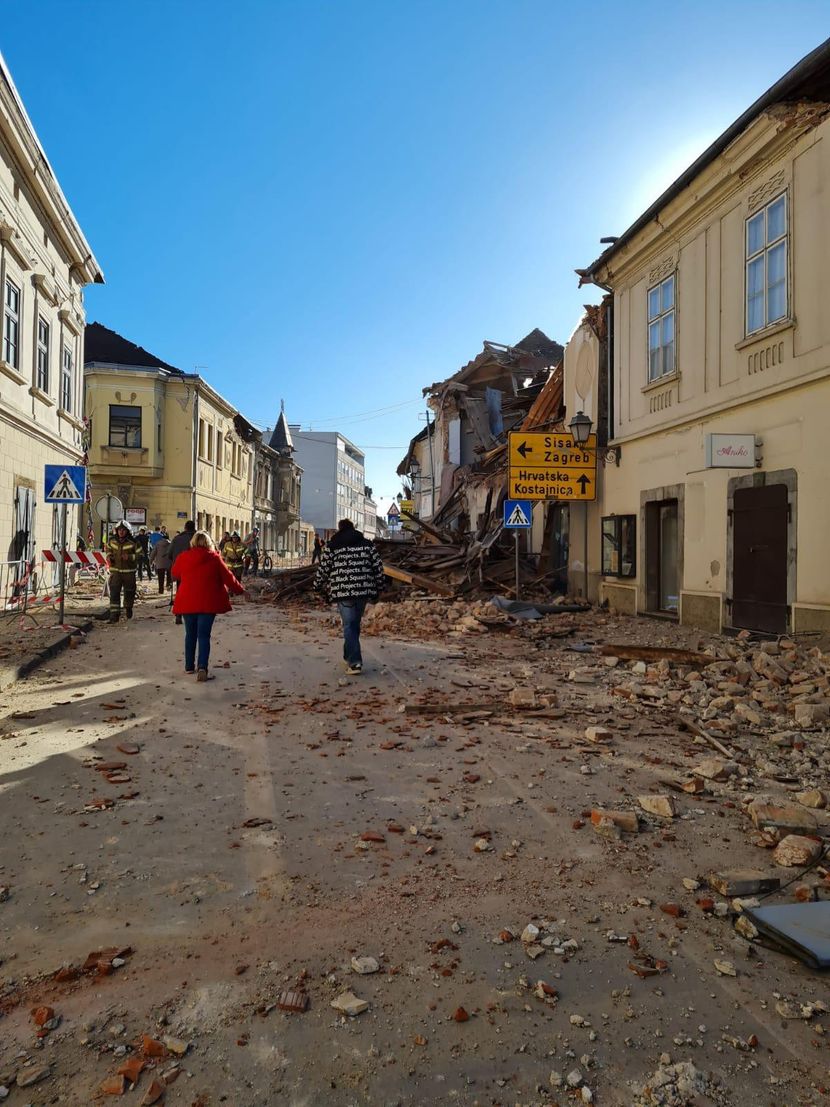 Почна уривањето на оштетените згради во Петриња
