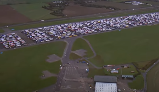 АНГЛИЈА БЛОКИРАНА: Франција не дозволува да влезат повеќе од 800 камиони во државата, чекаат паркирани на пистите од аеродромот (ВИДЕО)
