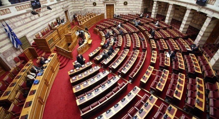 Грчкиот Парламент ја укина 20-годишната одредба за држење на децата бегалци без придружба во полициски станици