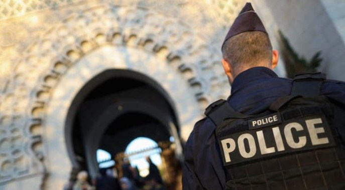 Во Франција убиени тројца полицајци во обид да спасат жена од семејно насилство