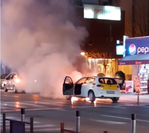 ФОТО: Автомобил се запали кај Рамстор