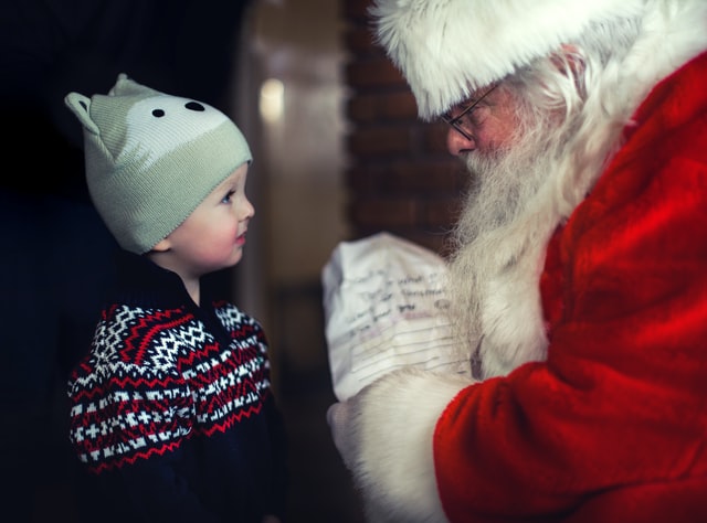 Како да реагирате кога детето ќе ве праша дали постои Дедо Мраз?