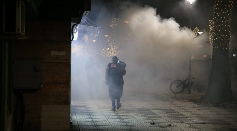 Додека во останатите градови во Албанија протестите се насилни, во Драч младите се ракуваа и гушкаа со полицајците (ФОТО)