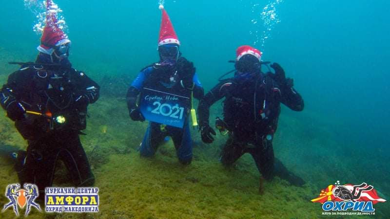 Без китење елка во Охридското Езеро, нуркачите од под вода посакаа среќна Нова 2021 година