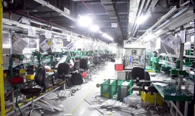 Голем хаос во фабрика за Ајфон, вработените збеснаа поради платите – еве ги последиците (ВИДЕО)