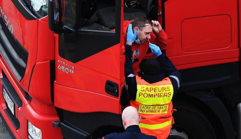 Тестирани повеќе од 15.000 камионџии кои чекаат да влезат во Франција