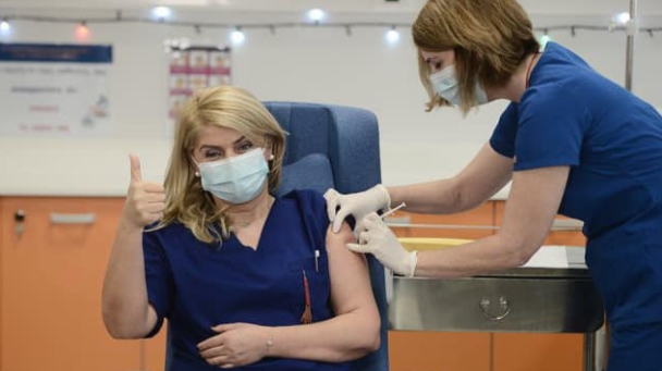 Медицинска сестра и повозрасен граѓанин први ја примија вакцината за Ковид-19 во Грција