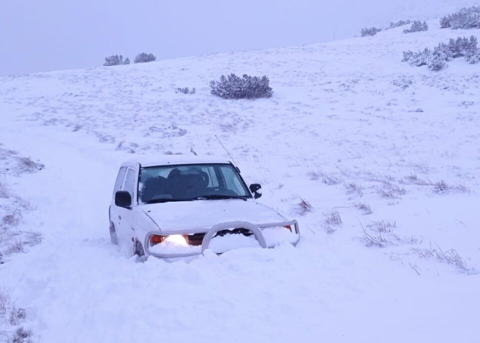 Полициски службеници извлекле тројца битолчани затрупани со возило во снег на Галичица