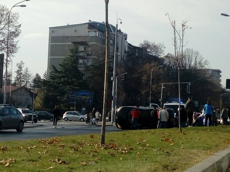 ФОТО: Тешка сообраќајка на Партизанска, екипи на Брза помош и полицијата се на терен