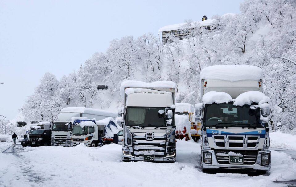 Снежно невреме со поларни температури ја зафати Јапонија