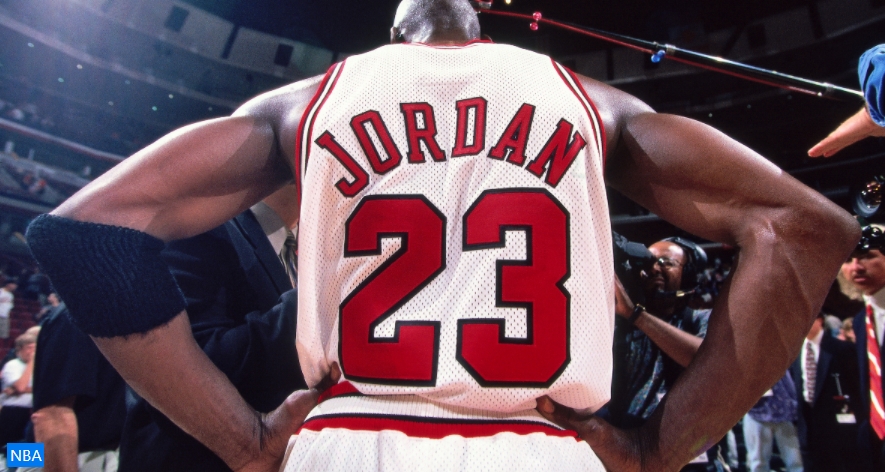 Легендарниот дрес на Мајкл Џордан продаден за 320.000 долари