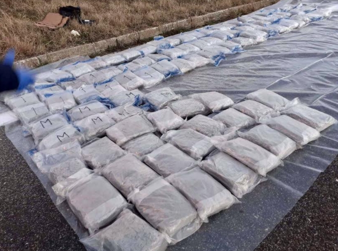 Притвор за три лица, истрага за речиси 100 килограми марихуана пронајдени во автомобил на автопатот Скопје – Велес