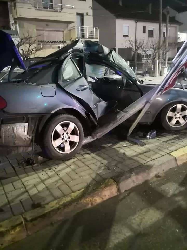 ФОТО: Тешка сообраќајка во Струмица – пожарникари го ваделе од згмечениот автомобил