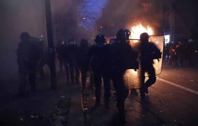 Немири во Париз, барикади на улиците и солзавец!