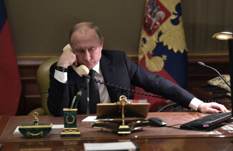 Путин сè уште не користи паметен телефон