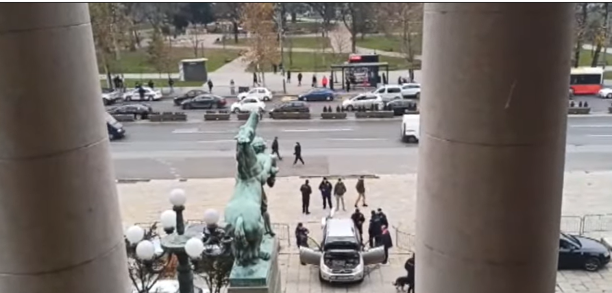 ВИДЕО: Белграѓанец со Тојота ја пробил оградата на српскиот парламент