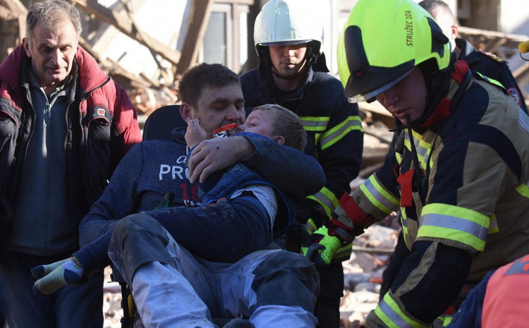 Се огласи мајката на детето кое со таткото беа први спасени по земјотресот во Петриња