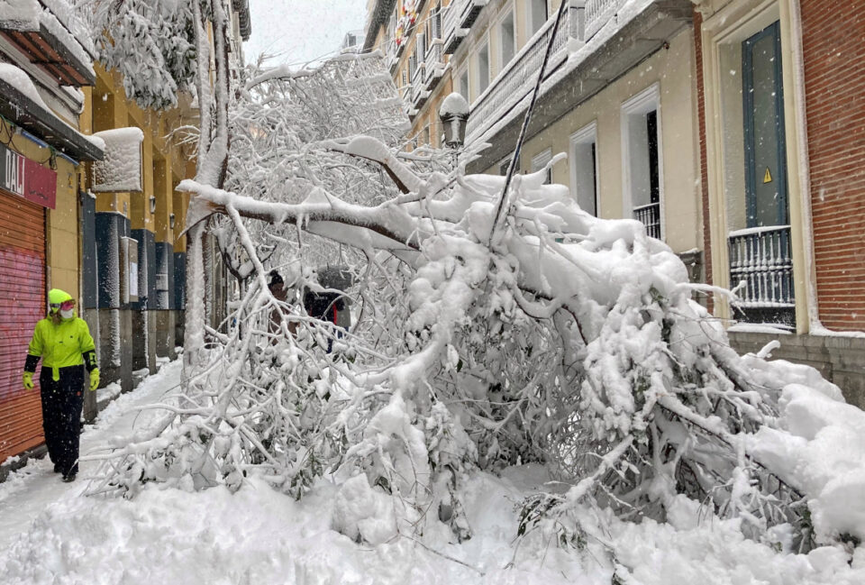 ФОТО: Делови од централна Шпанија парализирани од снежна бура