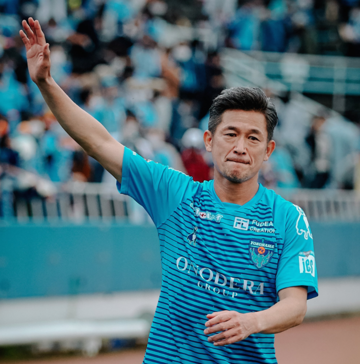 Највозрасниот фудбалер на светот Миура потпиша нов договор