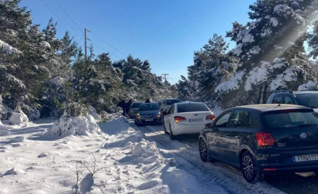 Грција во тотален колапс: Снегот ги затвори градинките и училиштата (ФОТО)