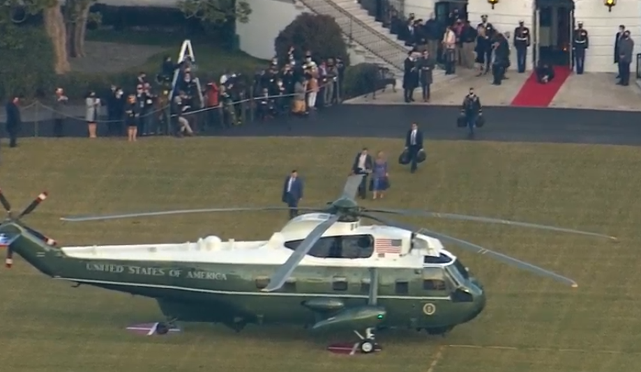 СО КУФЕРИ ВО РАЦЕ: Семејството Трамп се збогува со Белата куќа и се качи во хеликоптер (ВО ЖИВО)