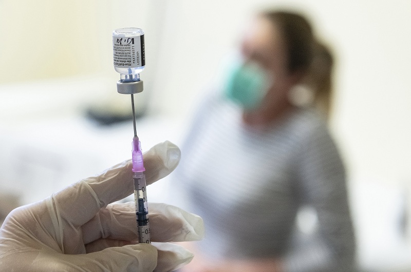 23-годишна Италијанка ПО ГРЕШКА примила шест дози од вакцината на Фајзер – еве во каква состојба се наоѓа