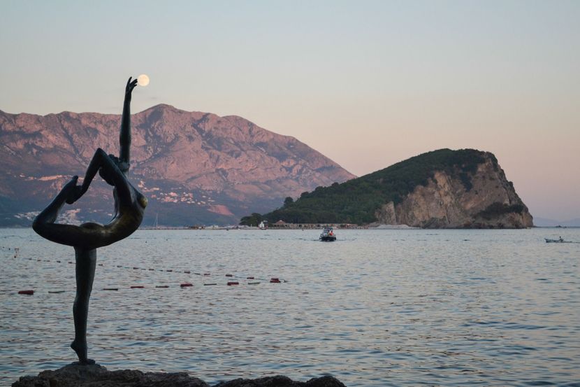ФОТО: По силното невреме пронајдена статуата Балерина, заштитниот знак на Будва